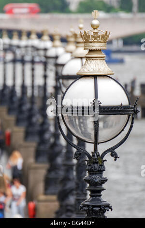 Le long des lampes la rive sud de la Tamise à Londres Banque D'Images