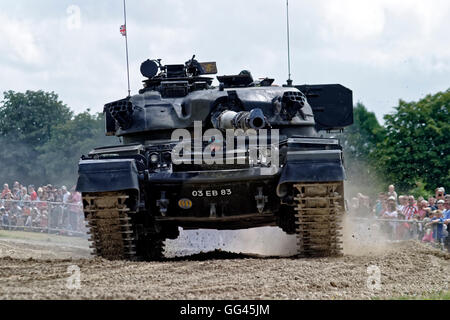 Un ancien de l'armée britannique Chieftain FV4201 Mk 2 char de combat principal '03 EB 83' au Tank Museum, Bovington, Dorset, UK.17 août 2004. Banque D'Images