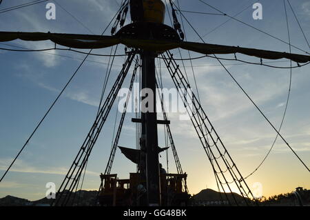 Voile bateau pirate à Cabo San Lucas, Baja California Sur, au Mexique. Coucher du soleil dans l'arrière-plan. Banque D'Images