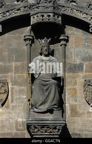 Le roi Ottokar I de Bohême. Statue sur la Tour Poudrière de Prague, en République tchèque. Banque D'Images