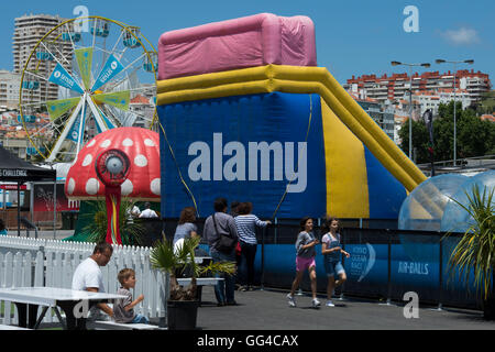 Château gonflable gonflable et grande roue petite ride at amusement de déplacement au sol. Banque D'Images