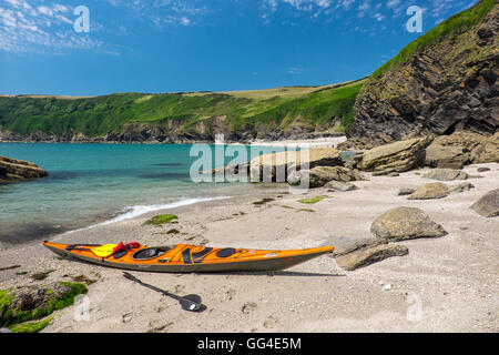 Un kayak de mer sur la plage de la baie près de Lantic Polruan,Cornwall,UK Banque D'Images