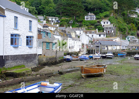 Marée basse à port de Polperro en Cornouailles , l'un des plus beaux comtés de villages de pêcheurs et des destinations touristiques les plus populaires. Banque D'Images