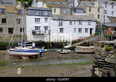 Marée basse à port de Polperro en Cornouailles , l'un des plus beaux comtés de villages de pêcheurs et des destinations touristiques les plus populaires. Banque D'Images