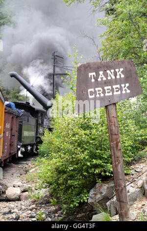 Locomotive vapeur prend l'eau sur le Durango & Silverton Narrow Gauge Railroad. Banque D'Images