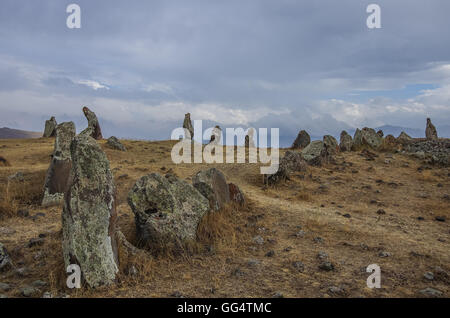 Gros menhirs mégalithiques de Zorats Karer (Carahunge) - préhistoire monument mégalithique en Arménie Banque D'Images