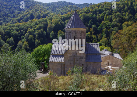 L'ancien monastère Haghartsine est situé près de la ville de Dilijan, dans une vallée boisée. Banque D'Images