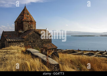 Le monastère de Sevanavank (Sevan), un complexe monastique situé sur une rive du lac Sevan dans la province d'Arménie Gegharkunik Banque D'Images
