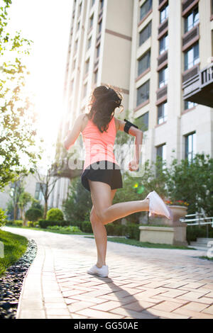 Jeune femme chinoise s'exercer dans la matin Banque D'Images
