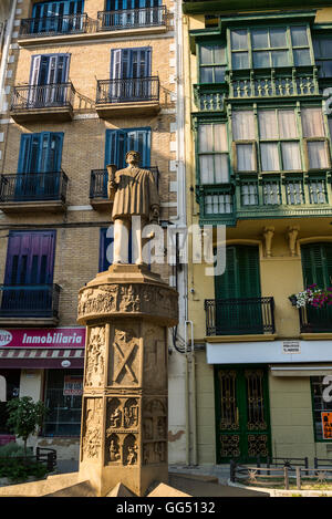 Sculpture Publique et des maisons traditionnelles dans le centre de Estella ou Lizarra Navarre, dans le Nord de l'Espagne Banque D'Images