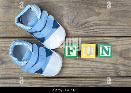 Enfants chaussures et word fun sur table en bois Banque D'Images