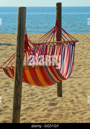 Hamac pour se détendre sur la plage par la mer à l'hôtel de luxe en été Banque D'Images