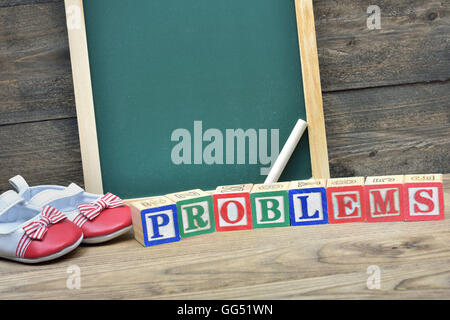 Conseil scolaire et des problèmes de mot sur table en bois Banque D'Images