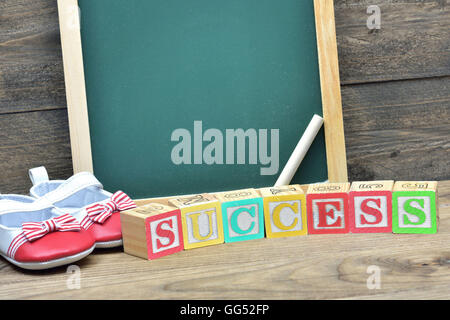 Conseil scolaire et mot succès sur table en bois Banque D'Images