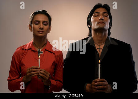 Homme et femme en prière Banque D'Images