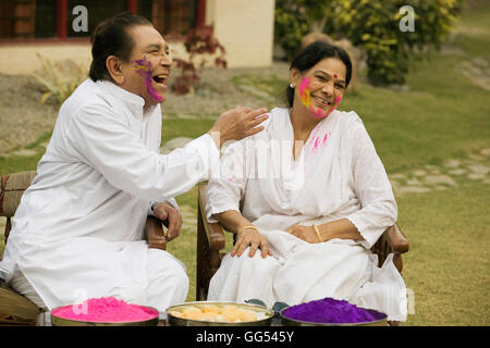 Couples célébrant Holi Banque D'Images