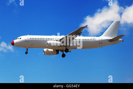 Danish Air Transport Airbus A320-200 à l'approche de l'aéroport El Prat de Barcelone, Espagne. Banque D'Images