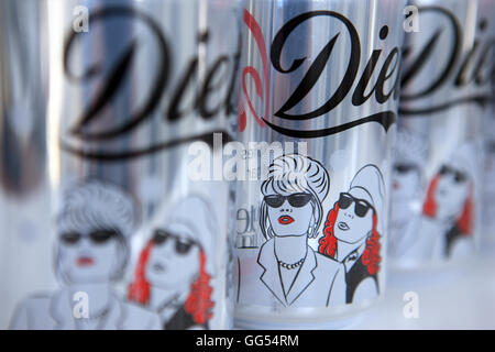 Diet Coke cans promouvoir l'Absolument fabuleux nouveau film Banque D'Images