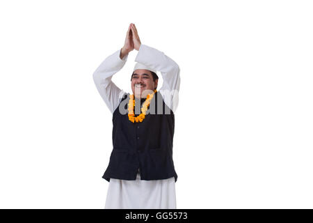 Smiling mature accueil politicien over white background Banque D'Images