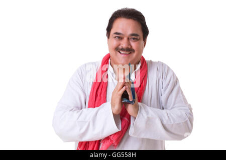 Portrait of smiling mature et homme politique d'accueil sur fond blanc Banque D'Images