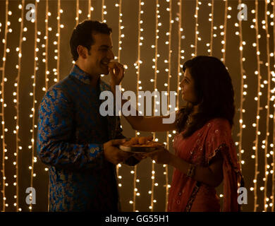 Couple eating sweets Banque D'Images