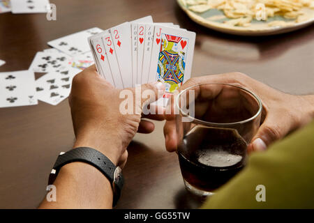 L'homme jouant aux cartes Banque D'Images