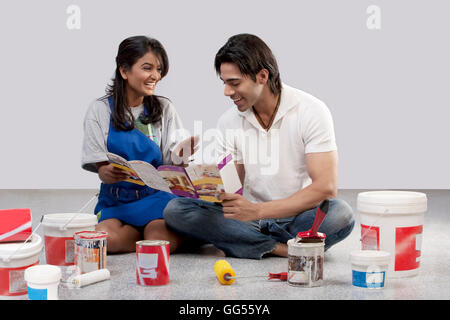 Couple avec une brochure de peinture Banque D'Images