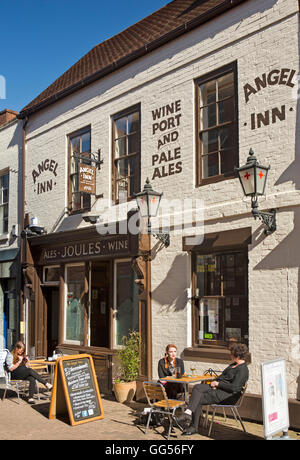 Royaume-uni, Angleterre, Staffordshire, Lichfield, Market Street, les clients de soleil à l'extérieur, Joules" Angel Inn Banque D'Images