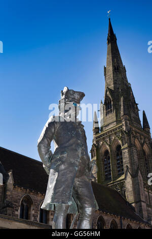 Royaume-uni, Angleterre, Staffordshire, Lichfield, Place du marché, James Boswell statue portant des lunettes de soleil et de Vieux clocher de l'église St Mary Banque D'Images