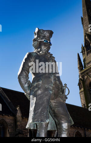 Royaume-uni, Angleterre, Staffordshire, Lichfield, Place du marché, James Boswell statue wearing sunglasses Banque D'Images