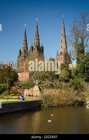 Royaume-uni, Angleterre, Staffordshire, Cathédrale de Lichfield, Minster Piscine Jardin du souvenir Banque D'Images