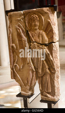Royaume-uni, Angleterre, Staffordshire, Lichfield, Cathédrale, Chapter House, le Lichfield Angel sur l'affichage, fragment sculpté de cercueil Banque D'Images