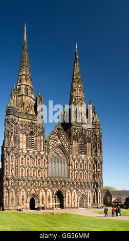 Royaume-uni, Angleterre, Staffordshire, Lichfield, la fermer, la Cathédrale, avant de l'Ouest Banque D'Images