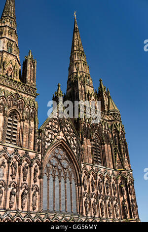 Royaume-uni, Angleterre, Staffordshire, Lichfield, la fermer, la Cathédrale, avant de l'Ouest et spire détail Banque D'Images