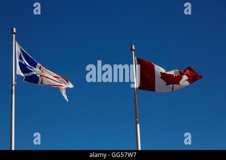 Le drapeau de Terre-Neuve vole à côté pour le drapeau du Canada à St John's, Terre-Neuve, Canada. Banque D'Images