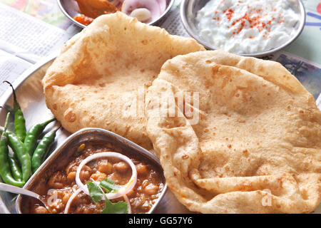 Close-up chole bhature servi à table Banque D'Images