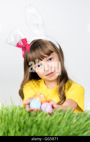 Fille avec des oeufs pour Pâques Banque D'Images