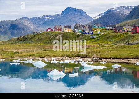 Maisons en bois peint traditionnel de l'ensemble de la côte ouest du Groenland à l'entrée de petits icebergs. Port de qajaq Narsaq Kujalleq sud du Groenland 2016 Banque D'Images