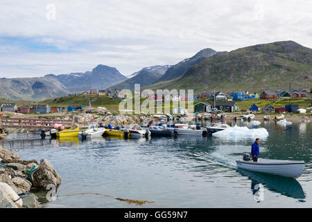 Les petits bateaux dans le port utilisé par les Inuits et les habitants pour la pêche et la chasse en été. Port de qajaq Narsaq Kujalleq,,, le sud du Groenland Banque D'Images