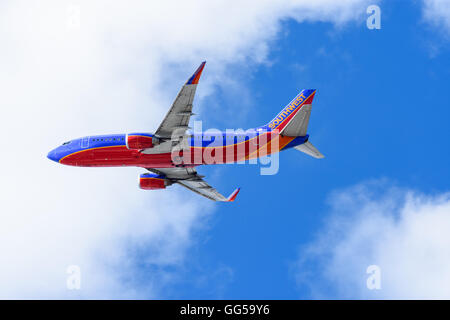 En regardant un Boeing 737-300 de Southwest Airlines qui survole Banque D'Images