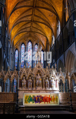 Autel en premier plan avec Dame Chapelle, plafond, & vitraux fenêtre est derrière. La Cathédrale de Worcester, Worcestershire. UK. Banque D'Images