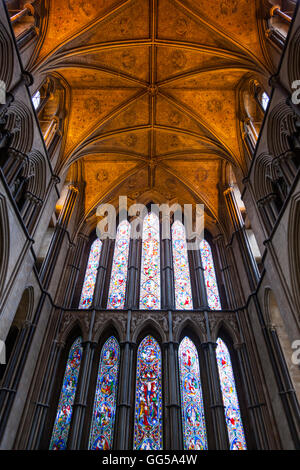 Le vitrail de la fenêtre de l'Est ( E ) windows & Lady plafond Chapelle avec toit patron / patrons. La Cathédrale de Worcester, Worcestershire. UK Banque D'Images