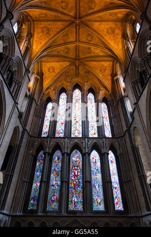 Le vitrail de la fenêtre de l'Est ( E ) windows de Dame chapelle ; plafond avec toit patron / patrons. La Cathédrale de Worcester, Worcestershire. UK Banque D'Images