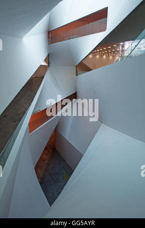 Israël : formes intérieures et les volumes du Tel Aviv Museum of Art, Musée d'art créé en 1932 dans l'ancienne maison du premier maire Meir Dizengoff Banque D'Images