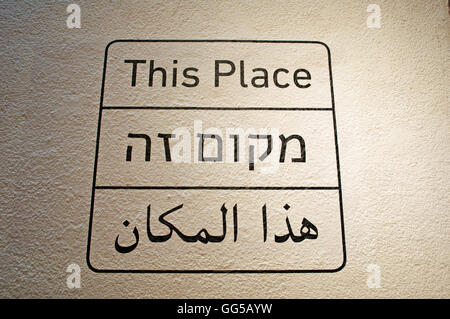 Israël, Moyen-Orient : l'inscription cette place en anglais, hébreu et arabe à l'entrée du Tel Aviv Museum of Art, fondé en 1932 Banque D'Images