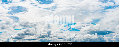 Panorama de beau ciel bleu avec des nuages blancs Banque D'Images