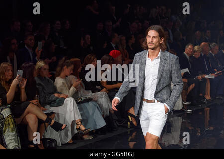 Sydney, Australie. 06Th Aug 2016. Jarrod Supermodel Scott en vedette conçoit par calibre sur la piste à la David Jones, printemps-été 2016 Lancement de mode à Fox Studios © Hugh Peterswald/Pacific Press/Alamy Live News Banque D'Images