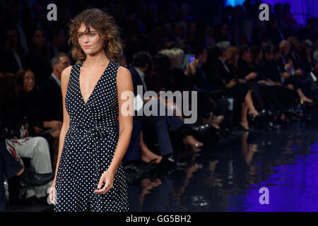 Sydney, Australie. 06Th Aug 2016. L'Ambassadeur David Jones Montana Cox en vedette conçoit par Ginger et Smart sur la piste à la David Jones, printemps-été 2016 Lancement de mode à Fox Studios © Hugh Peterswald/Pacific Press/Alamy Live News Banque D'Images