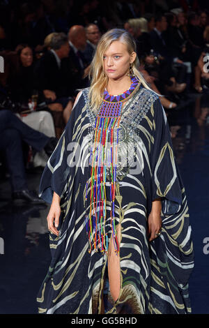 Sydney, Australie. 06Th Aug 2016. Top Model, Gemma Ward en vedette conçoit par Camilla sur la piste à la David Jones, printemps-été 2016 Lancement de mode à Fox Studios © Hugh Peterswald/Pacific Press/Alamy Live News Banque D'Images