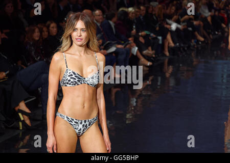 Sydney, Australie. 06Th Aug 2016. Modèle et présentatrice TV Jesinta Campbell en vedette conçoit par Milea sur la piste à la David Jones, printemps-été 2016 Lancement de mode à Fox Studios © Hugh Peterswald/Pacific Press/Alamy Live News Banque D'Images